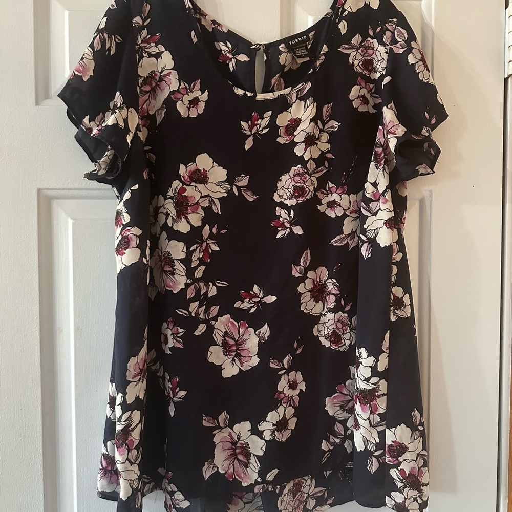 Torrid Georgette Floral Print Pleated Back Short Sleeve Blouse. Size 2x. - Picture 3 of 16